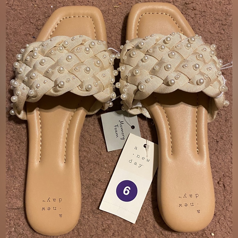 Woman’s Pearl sandals